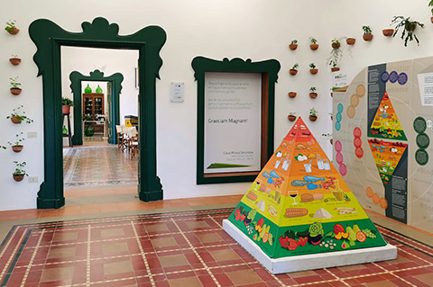Foto della piramide alimentare all'interno del Museo della Dieta Meditteranea