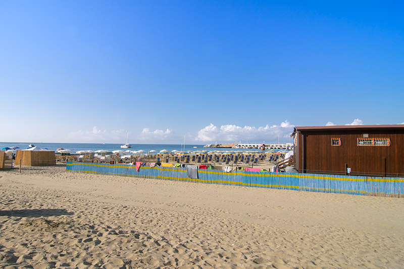 Panoramica della spiaggia del porto di Acciaroli width=