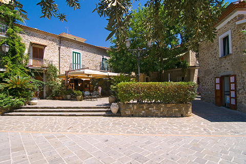 La piazza del centro storico di Acciaroli