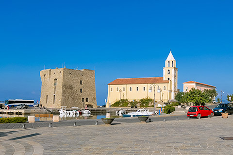 La piazza del centro storico di Acciaroli